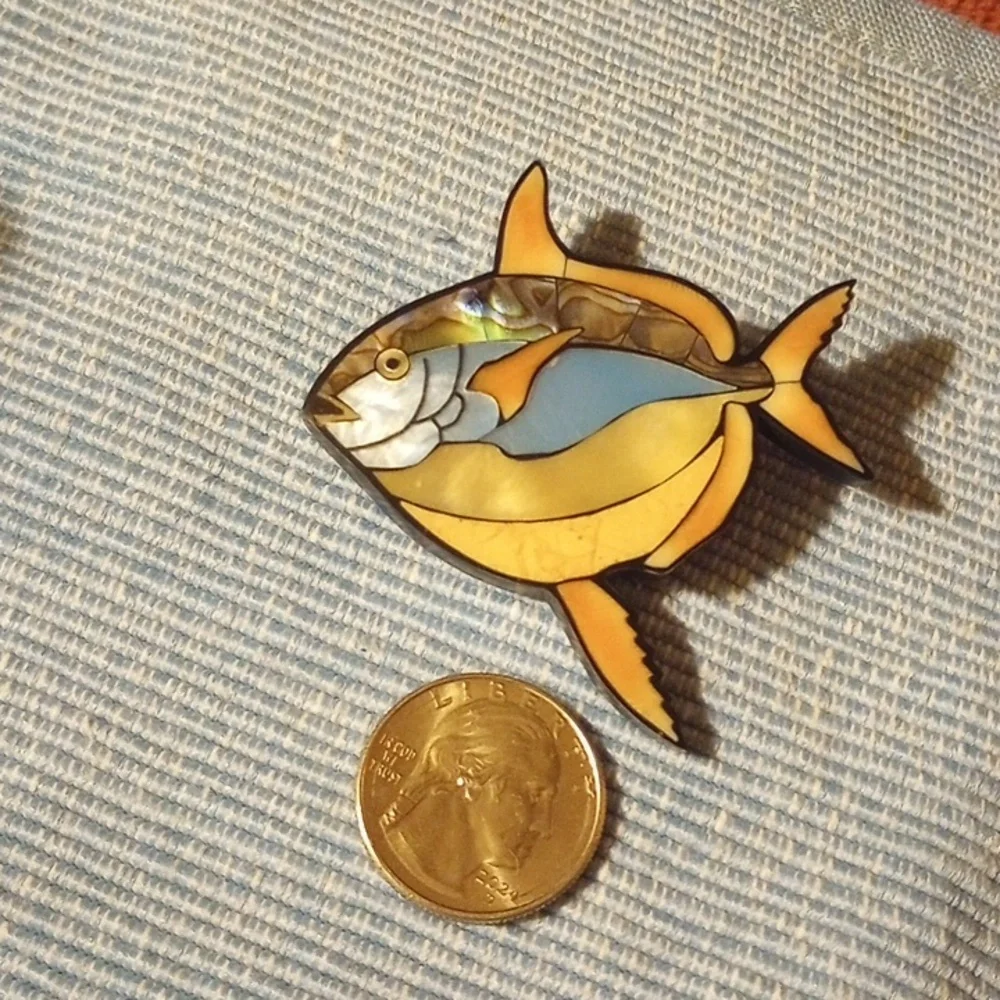 Mother of Pearl and resin Fish pin brooch - Picture 1 of 3